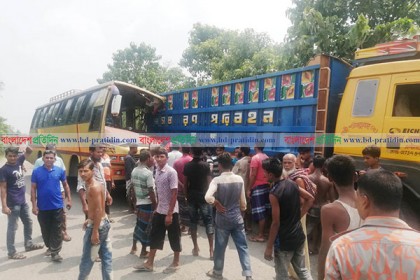 ফরিদপুরে বাস-ট্রাকের সংঘর্ষে আহত ৩০
