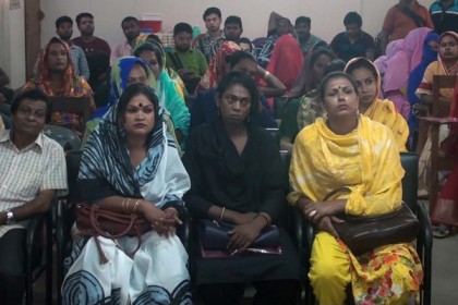 বরিশালে হিজড়া জনগোষ্ঠীর জীবনমান উন্নয়নে প্রশিক্ষণ