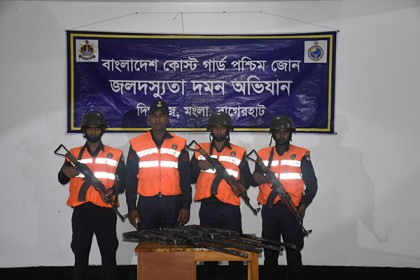 সুন্দরবনে বনদস্যুদের ফেলে যাওয়া ৪টি আগ্নেয়াস্ত্র উদ্ধার 