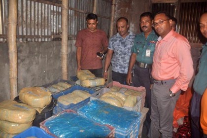 চট্টগ্রামে ১০০ কেজি গাঁজাসহ নারী গ্রেফতার


