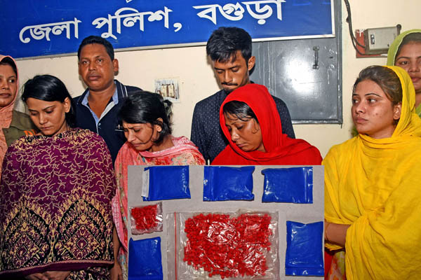বগুড়ায় ৪ বোনের ইয়াবা ব্যবসা, গ্রেফতার ৬ 


