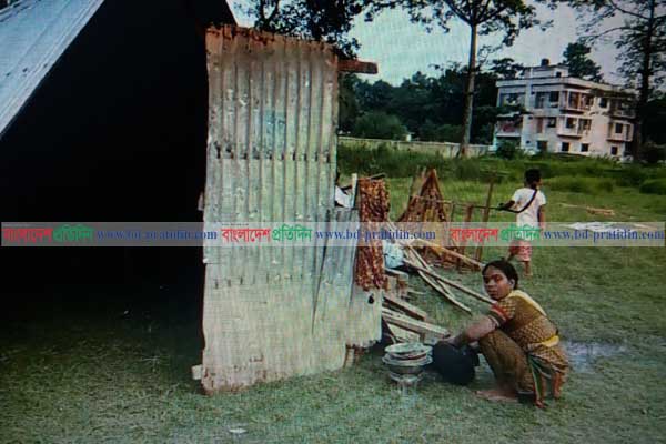 সব হারানোর পর এখন কিস্তির টাকা নিয়ে দুশ্চিন্তায় ভাঙন কবলিতরা
