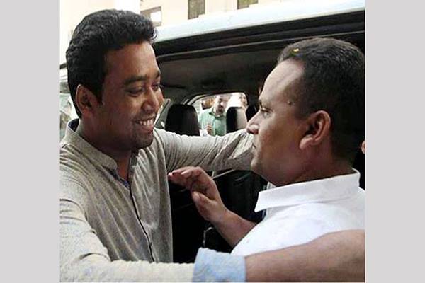ছাত্রদল সভাপতিকে জড়িয়ে ধরলেন ছাত্রলীগ সম্পাদক