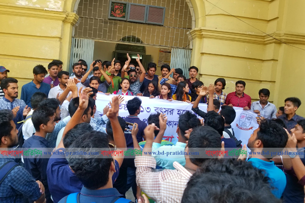 জবিতে সমাবর্তনের দাবিতে শিক্ষার্থীদের বিক্ষোভ মুখে উপাচার্য 

