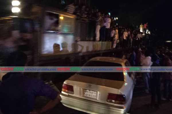 মগবাজার রেলগেটে অল্পের জন্য রক্ষা পেল প্রাইভেট কার
