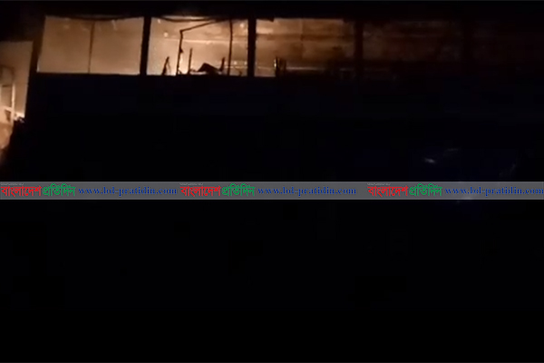 রাজধানীতে অটোরিকশা চালক নিহত, বাসে আগুন