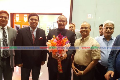 বিজ্ঞান ও প্রযুক্তি মন্ত্রীকে ভিয়েনায় ফুলেল শুভেচ্ছা