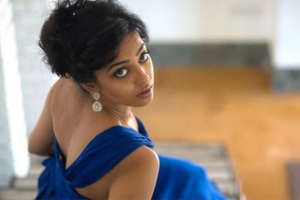 'আমার পিঠ স্পর্শ করতে চেয়েছিলেন এক অভিনেতা'