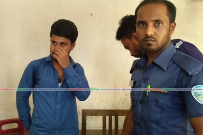 চবিতে শিবির সন্দেহে শিক্ষার্থীকে মারধর ছাত্রলীগের

