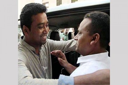 ছাত্রদল সভাপতিকে জড়িয়ে ধরলেন ছাত্রলীগ সম্পাদক