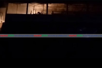 রাজধানীতে অটোরিকশা চালক নিহত, বাসে আগুন
