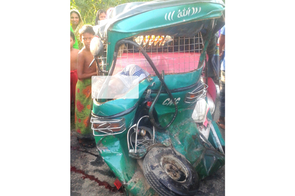 কাভার্ড ভ্যানের সাথে সংঘর্ষে অটোরিকশা চালক নিহত

