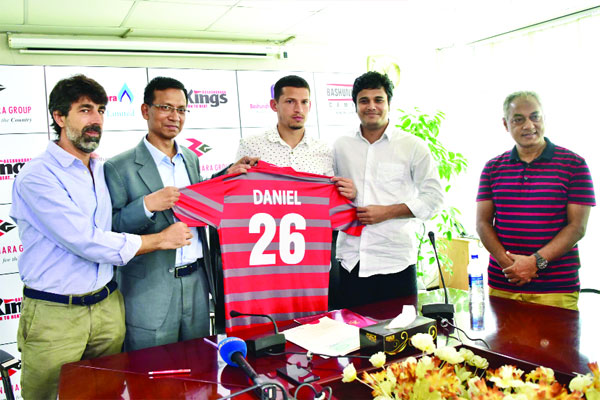 বসুন্ধরার জার্সিতে বিশ্বকাপ তারকা