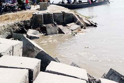 জামালপুরে বিপদসীমার ওপরে যমুনার পানি, আতঙ্কে স্থানীয়রা