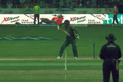 তামিম ছাড়াও এক হাতে ব্যাট করেছেন যারা