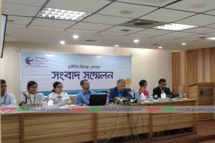 দলীয় সরকারের অধীনেই সুষ্ঠু নির্বাচন সম্ভব: টিআইবি

