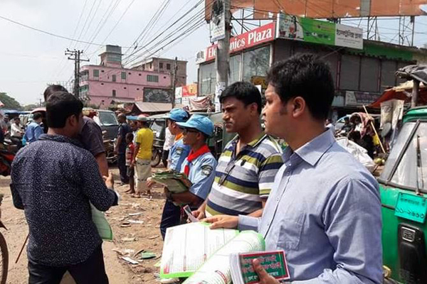 সড়ক দুর্ঘটনা রোধে টেকনাফে প্রচারপত্র বিতরণ

