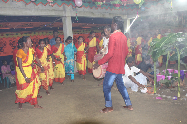 ঠাকুরগাঁওয়ে আদিবাসীদের কারাম উৎসব উদযাপন

