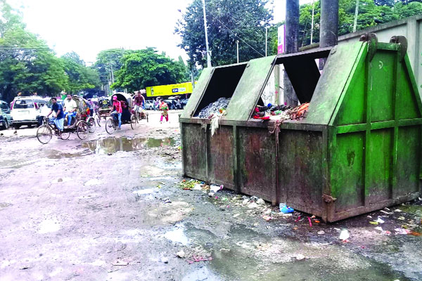 লালদীঘি মোড়ের বেহাল অবস্থা
