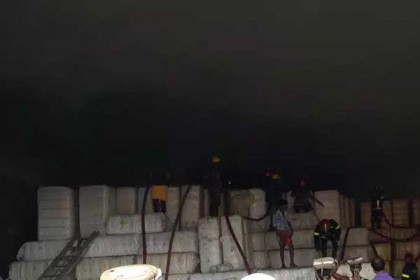 সিদ্ধিরগঞ্জে তুলার গোডাউনে ভয়াবহ আগুন
