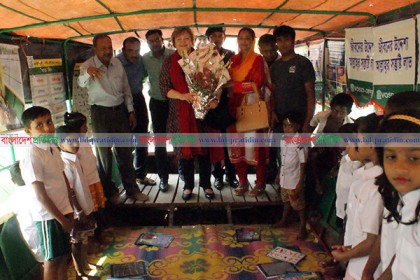 ভাসমান শিশু শিক্ষার্থীদের প্রতিভায় মুগ্ধ অস্ট্রেলিয়ান হাইকমিশনার 