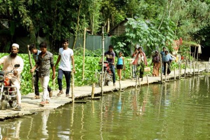 ধুনটে মানাস নদী পারাপারে গ্রামবাসীর ভরসা ঝুঁকিপূর্ণ বাঁশের সাঁকো
