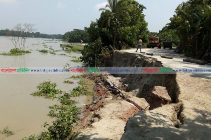ভাঙনে মধুমতির গর্ভে বিলিন ঢাকা-পিরোজপুর মহাসড়ক
