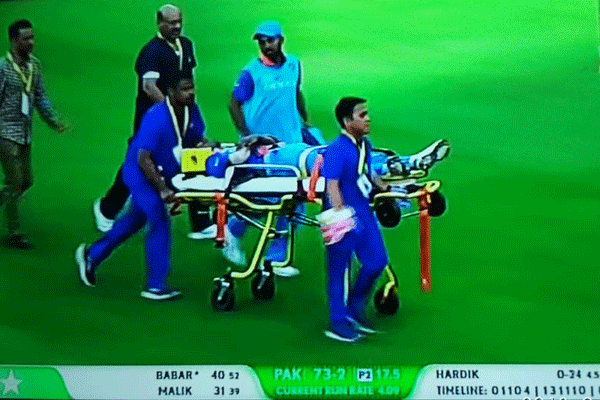 স্ট্রেচারে করে মাঠ ছাড়লেন হার্দিক পান্ডিয়া