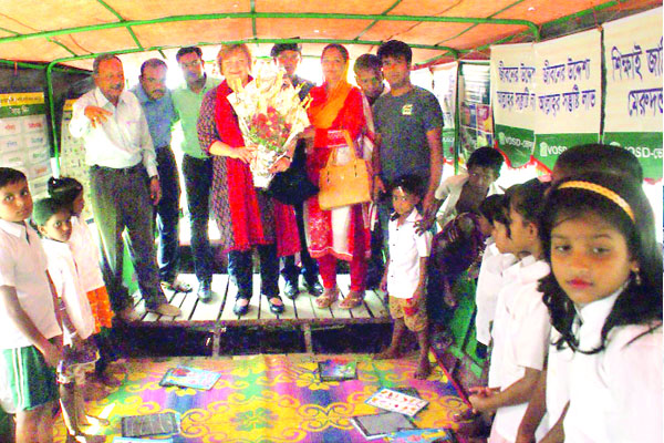 ভাসমান স্কুল দেখে মুগ্ধ অস্ট্রেলিয়ার হাই কমিশনার