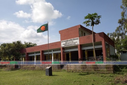 ঠাকুরগাঁওয়ে ১০ শিক্ষার্থীর জন্য ৫ শিক্ষক