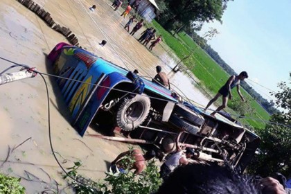 কক্সবাজারে পেকুয়ায় বাসচাপায় পথচারী নিহত, আহত ১০


