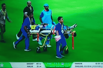 স্ট্রেচারে করে মাঠ ছাড়লেন হার্দিক পান্ডিয়া