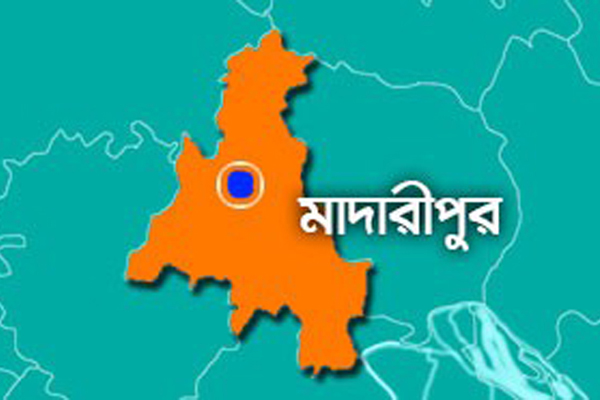 সেতুর দাবিতে শিক্ষার্থীদের মানববন্ধন ও সড়ক অবরোধ
