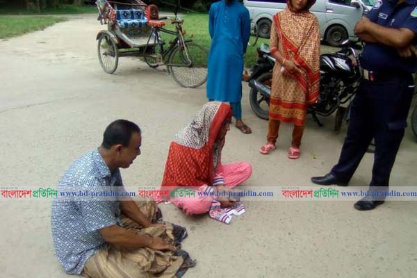 ৩৭তম বিসিএসে উত্তীর্ণ মেয়েকে উদ্ধারের দাবিতে মা-বাবার থানায় অবস্থান
