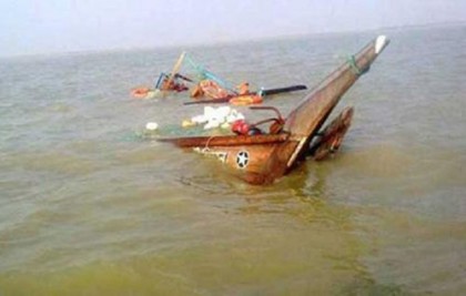 ৩৮ জেলে নিয়ে চার ট্রলার ডুবি