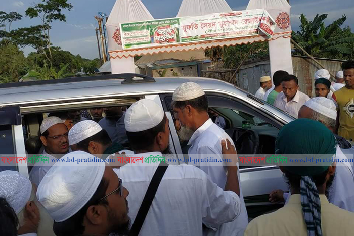 পুলিশি বাধায় চরমোনাই পীরের ওয়াজ মাহফিল পণ্ডের অভিযোগ