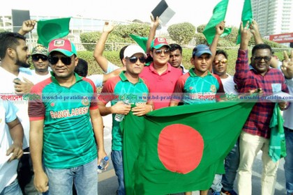 ছবিতে দুবাই স্টেডিয়ামে বাংলাদেশি দর্শকদের উন্মাদনা 
