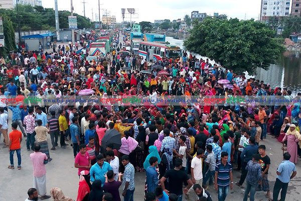 বেতন-বোনাসের দাবিতে আদমজী ইপিজেড শ্রমিকদের বিক্ষোভ