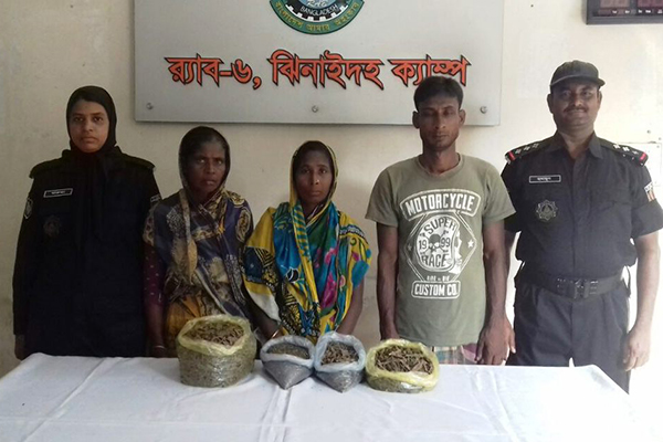 চুয়াডাঙ্গায় গাঁজাসহ তিন মাদক ব্যবসায়ী আটক