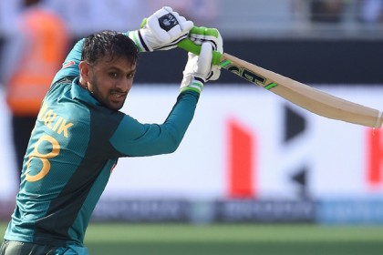 নাটকীয় জয়ের পর কী বললেন শোয়েব মালিক?
