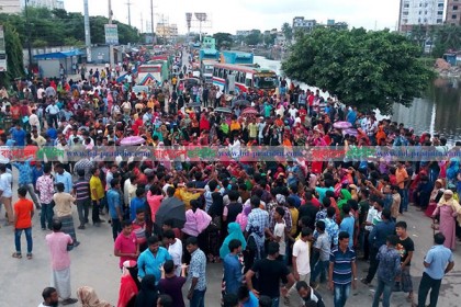 বেতন-বোনাসের দাবিতে আদমজী ইপিজেড শ্রমিকদের বিক্ষোভ