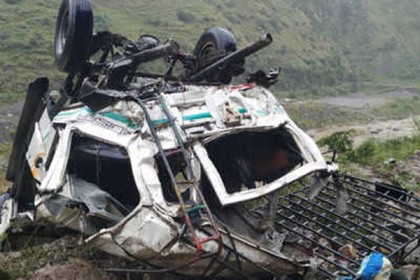 ভারতের শিমলায় গাড়ি গিরিখাদে, নিহত ১৩