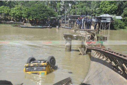 খাগড়াছড়িতে বেইলি ব্রিজ ভেঙে ট্রাক নদীতে, নিখোঁজ ১