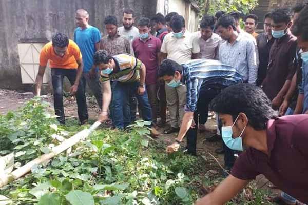জবি ক্যাম্পাস পরিষ্কার করল ছাত্রলীগ

