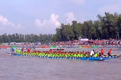 টাঙ্গাইলের যমুনায় ঐতিহ্যবাহী নৌকাবাইচ