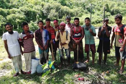 বান্দরবানে পাথর উত্তোলনকালে আটক ১১
