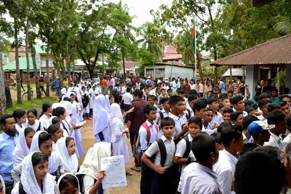লামা সরকারি উচ্চ বিদ্যালয়ের শিক্ষার্থীদের বিক্ষোভ