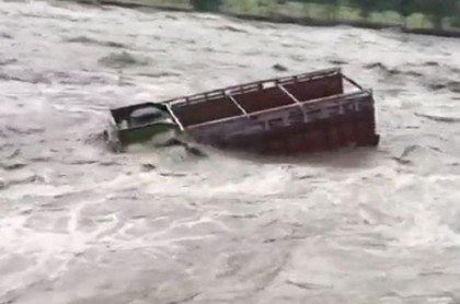 হিমাচলে বন্যায় খেলনা গাড়ির মত ভেসে গেল বাস