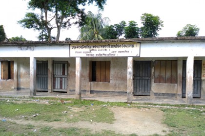 হালুয়াঘাটে একজন শিক্ষক দিয়ে চলছে স্কুল