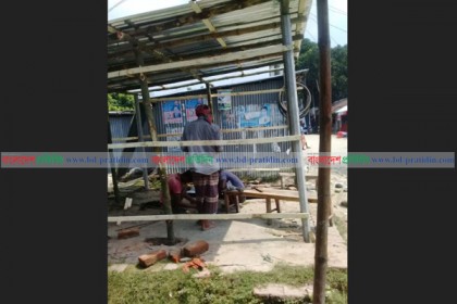 
নাটোরে সরকারি জায়গা দখল করে ছাত্রলীগ নেতার দোকান নির্মাণ

